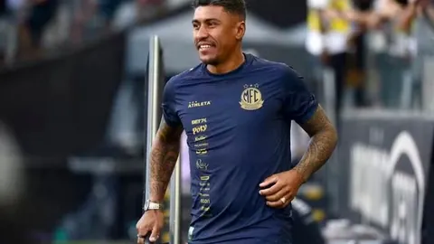 刘诗诗杨幂重归于好，剧组同框亲密搂肩